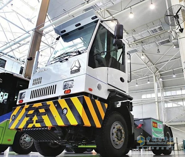 中國(guó)重汽氫燃料碼頭牽引車