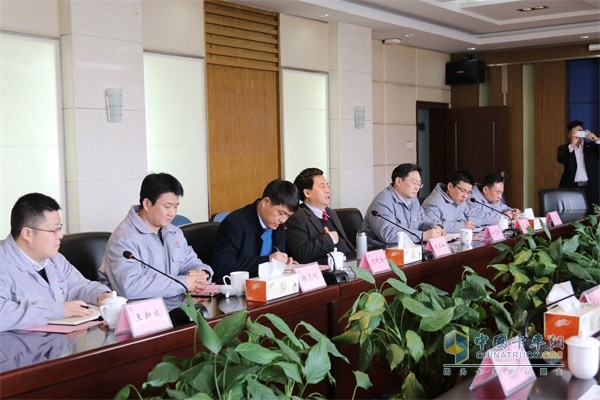 華菱星馬汽車集團(tuán)黨委書記、董事長劉漢如發(fā)表講話(左四)