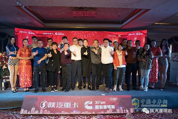 領(lǐng)導(dǎo)、客戶合影