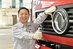 送車模給總理 東風(fēng)商用車這位兩會(huì)代表“不一般”