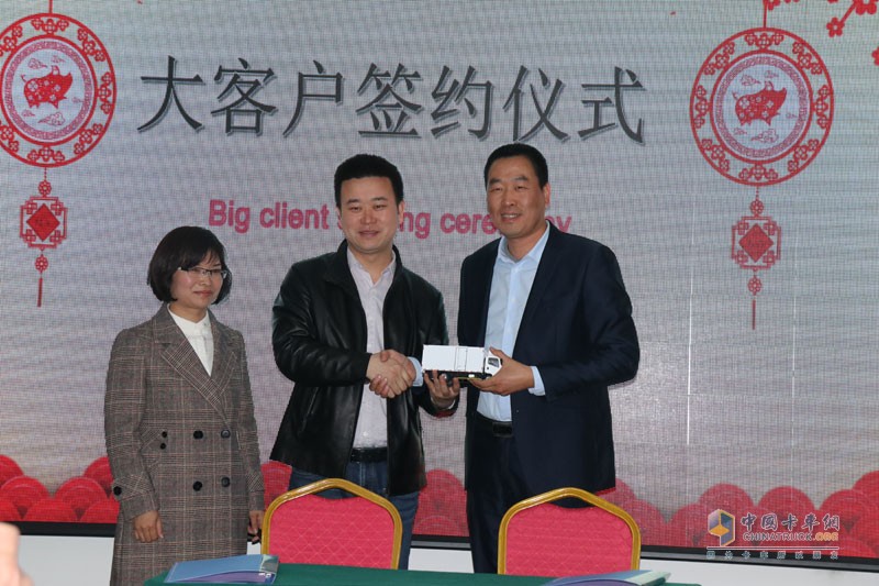 搭載康明斯動(dòng)力 解放輕卡中原搭臺(tái)領(lǐng)唱城配物流