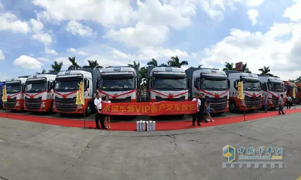 向東莞申通交付匹配東風(fēng)康明斯發(fā)動機(jī)的快遞車