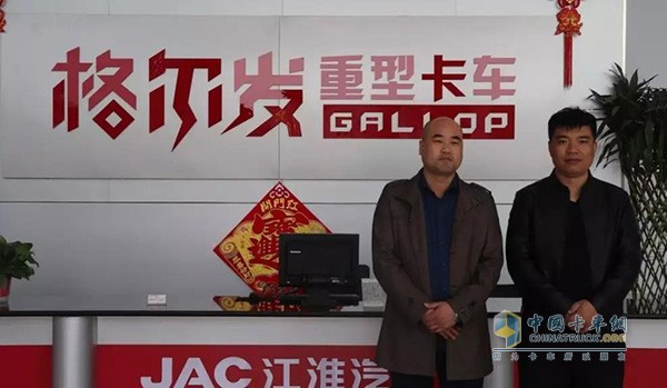 經(jīng)銷商佰馳汽貿(mào)公司董事長(zhǎng)劉健勝(左)總經(jīng)理喬力濤(右)