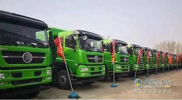 重汽商用車100臺(tái)斯太爾和汕德卡自卸車交付棗莊用戶