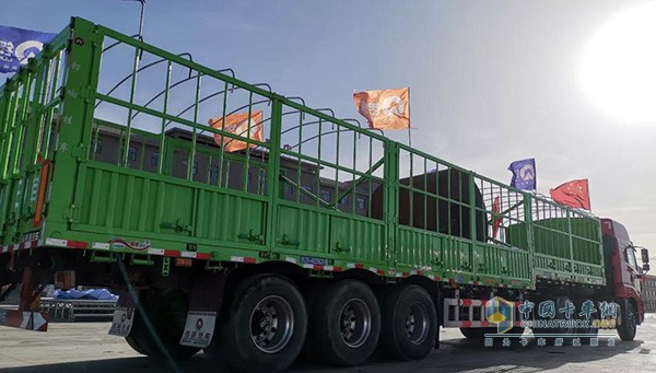 穿越青藏線凱旋歸來(lái)的鑼響掛車(chē)