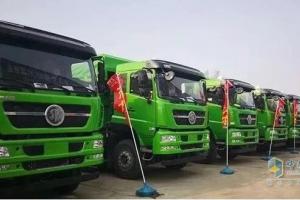 重汽商用車(chē)100臺(tái)斯太爾和汕德卡自卸車(chē)交付棗莊用戶