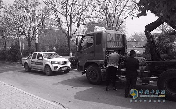 福田售后人員檢修瑞沃ES3環(huán)保渣土車
