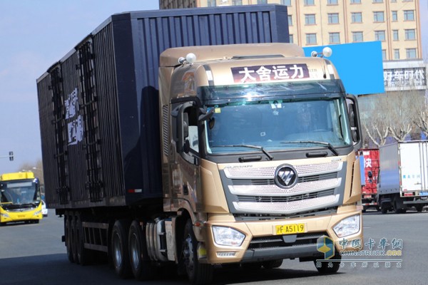 歐曼超級(jí)重卡發(fā)車行駛在路上