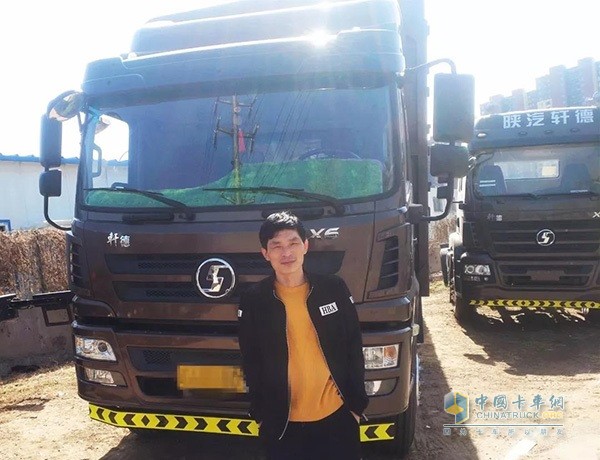 李師傅與自己的陜汽軒德愛(ài)車