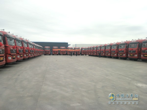 陜汽德龍新M3000 LNG牽引車