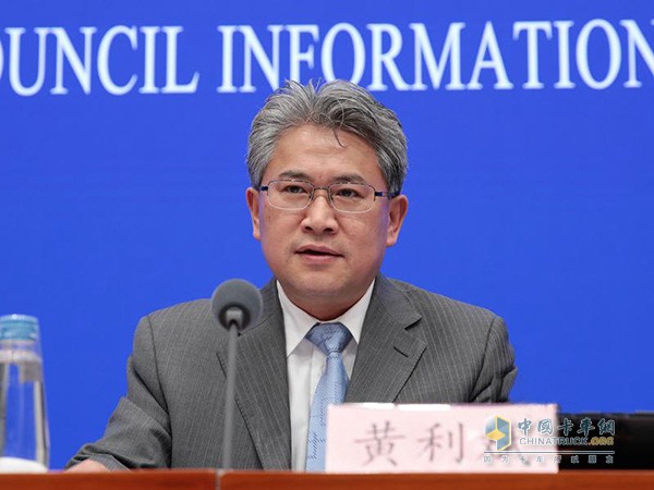 工業(yè)和信息化部新聞發(fā)言人、運(yùn)行監(jiān)測(cè)協(xié)調(diào)局局長(zhǎng)黃利斌