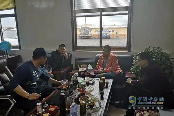 陜汽領(lǐng)導(dǎo)與客戶代表深入交談