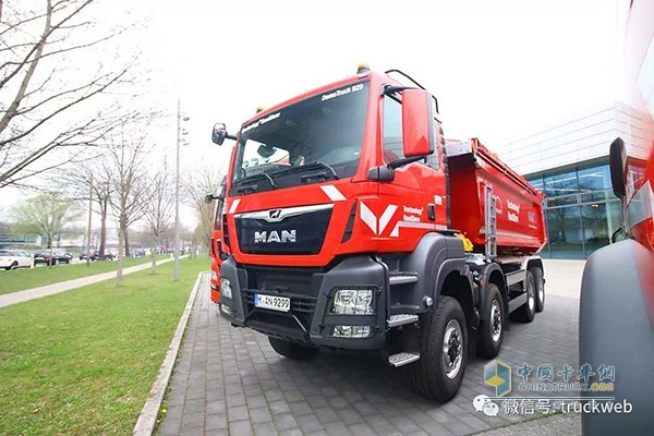 8x8驅(qū)動(dòng)的TGS自卸車(chē)