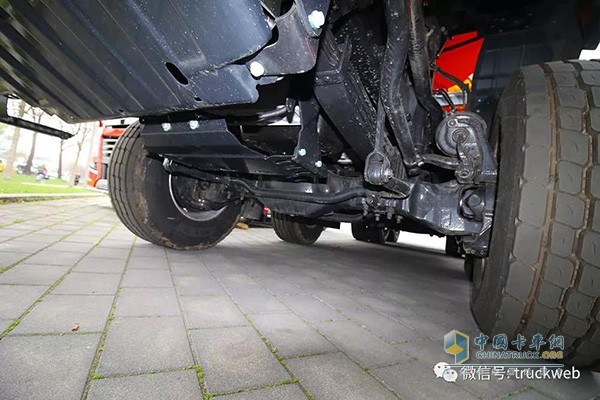全車(chē)懸掛均采用拋物線(xiàn)鋼板彈簧