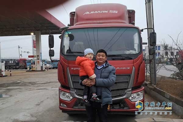 王貴強(qiáng)與搭載福田康明斯ISF4.5發(fā)動機(jī)愛車合影