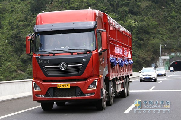 天龍KL裝車(chē)，車(chē)貨總重33噸