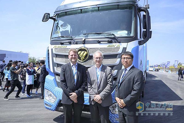 國(guó)際標(biāo)準(zhǔn)化組織道路車輛技術(shù)委員會(huì)主席Marc Corona(中)與聯(lián)合國(guó)汽車安全處官員、自動(dòng)駕駛工作組 (GRVA)秘書(shū)Francois Guichard了解歐曼超級(jí)重卡自動(dòng)駕駛技術(shù)，并與福田汽車集團(tuán)智能網(wǎng)聯(lián)研究院院長(zhǎng)田俊濤合影