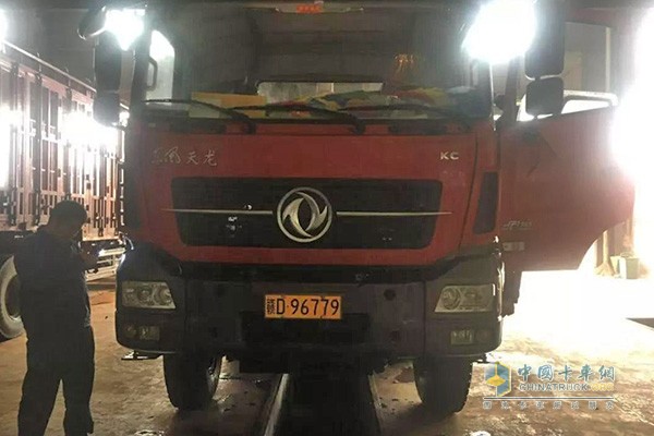 汪軍武的車在維修車間免費體檢，對需要保養(yǎng)的零部件進行保養(yǎng)