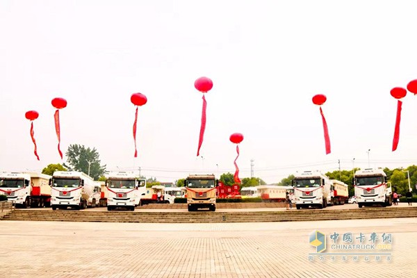 倡導(dǎo)綠色交通高峰論壇現(xiàn)場(chǎng)中集聯(lián)合卡車LNG展車