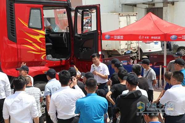 講師孫正陽(yáng)為卡友進(jìn)行六方位繞車(chē)講解