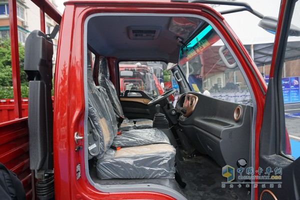 新康鈴J6對(duì)車身進(jìn)行雙道密封