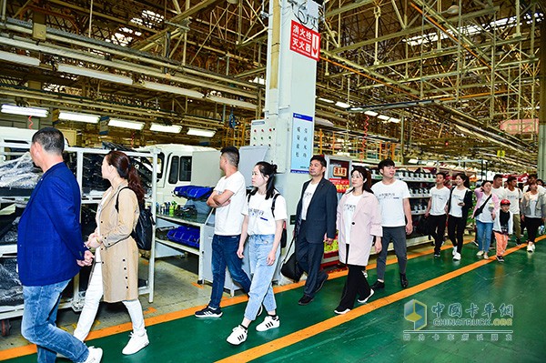 客戶參觀陜汽重卡裝配車間