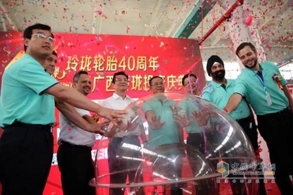 廣西玲瓏第一條工程子午線(xiàn)輪胎下線(xiàn)
