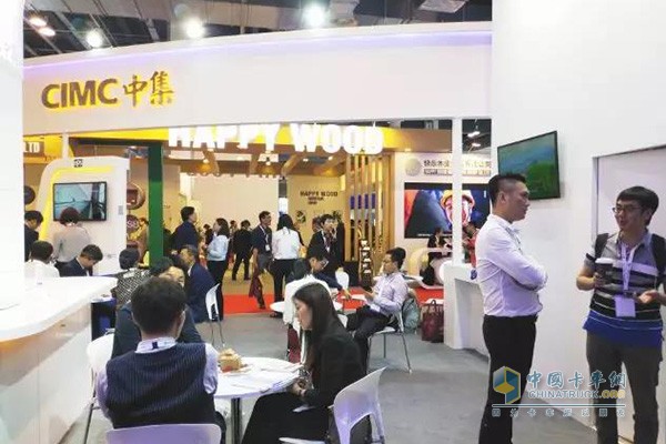 前來(lái)展位咨詢、閱讀聯(lián)合卡車資料的嘉賓絡(luò)繹不絕