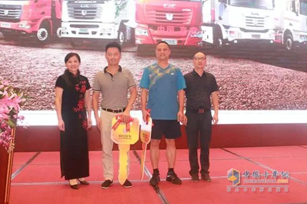 向用戶(hù)交付23輛中集聯(lián)合卡車(chē)LNG牽引車(chē)