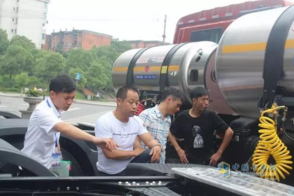 技術(shù)人員向客戶(hù)講解車(chē)型亮點(diǎn)