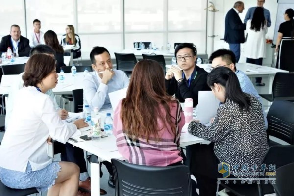 參與人員們互相交流經(jīng)驗(yàn)、進(jìn)行頭腦風(fēng)暴