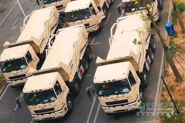 在深圳，上千輛搭載濰柴發(fā)動(dòng)機(jī)的全新渣土車集中辦理掛牌上路