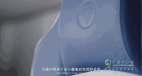 駕駛室采用了全新的配色、材質(zhì)