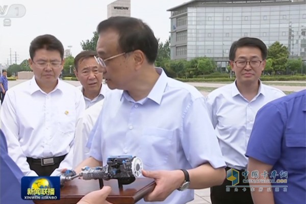 濰柴研發(fā)人員贈(zèng)送李克強(qiáng)總理新一代高熱效率低排放商用車(chē)動(dòng)力總成模型