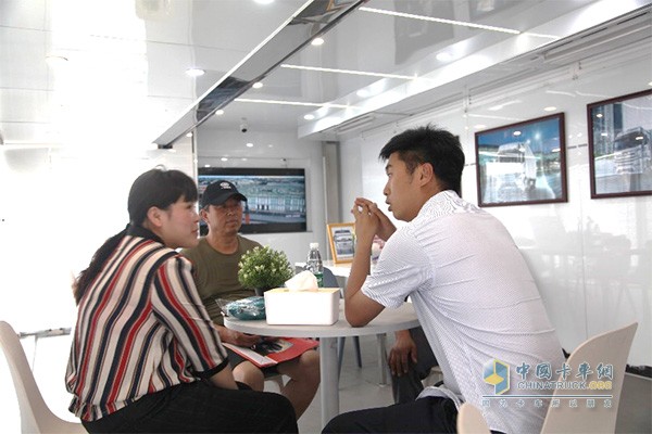 銷售人員和意向客戶在貴賓區(qū)洽談