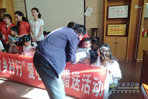 福田祥菱的殷殷希望便是讓鄉(xiāng)村的這些孩子們奮發(fā)向上，努力與感恩