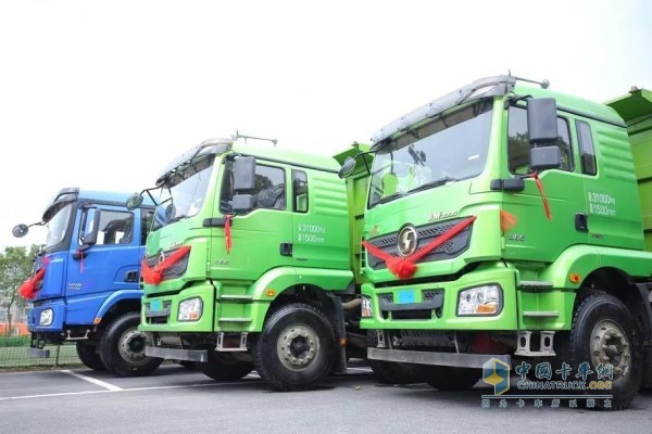 現(xiàn)場陜汽康明斯展車及西安康明斯發(fā)動(dòng)機(jī)展示