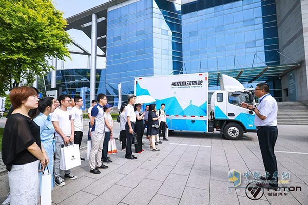 市民參訪團體驗福田自動駕駛汽車