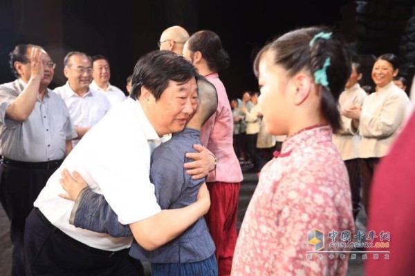 歌劇閉幕后，譚旭光與小演員深情擁抱