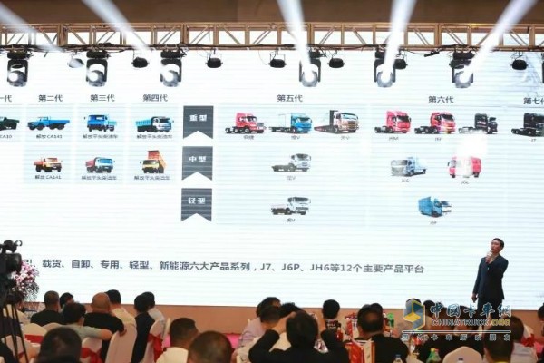 一汽解放汽車銷售有限公司專用車部環(huán)衛(wèi)項目經理關贏進行產品講解