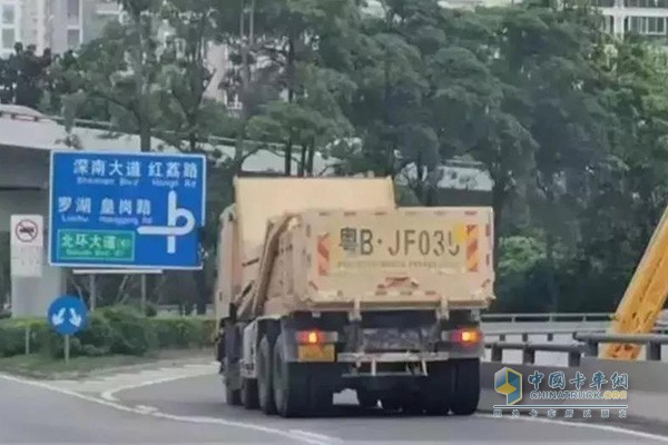 泥頭車跨實(shí)線變道，最終被記12分