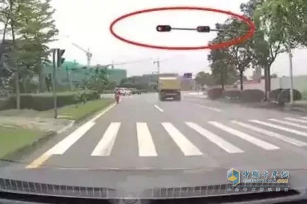 泥頭車闖紅燈被舉報(bào)!嚴(yán)罰!