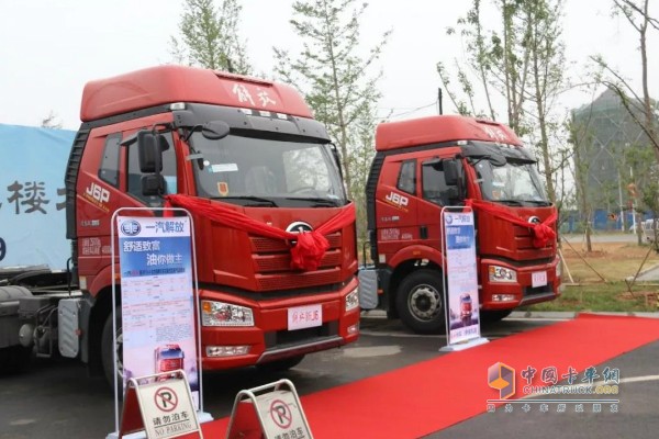 一汽解放新J6P 6X4北方版牽引車(chē)