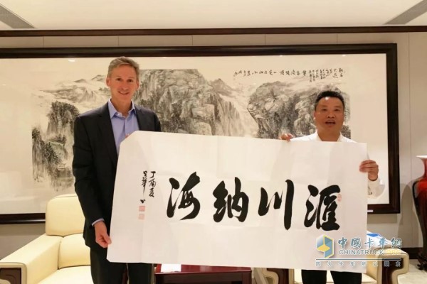 康明斯董事長(zhǎng)蘭博文(左)與中通快遞董事長(zhǎng)賴(lài)梅松(右)合影