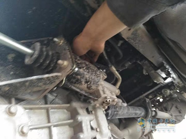 東風(fēng)輕型車服務(wù)團(tuán)隊(duì)奮戰(zhàn)在一線為用戶檢查維修車輛