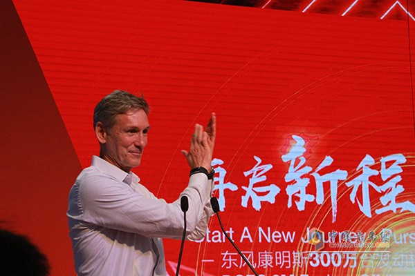康明斯公司董事長兼首席執(zhí)行官蘭博文(Tom Linebarger)為東風康明斯第300萬臺發(fā)動機下線表示祝賀