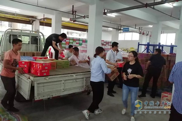 時代汽車救援隊搬運救災物資