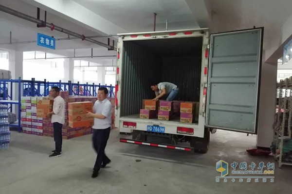 時代汽車救援隊搬運救災物資