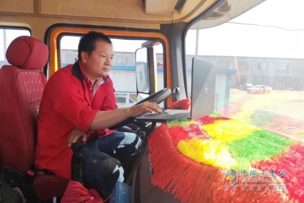 劉工開(kāi)啟車(chē)輛的診斷檢查工作