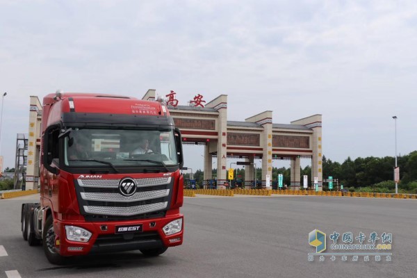 貨車前裝ETC的歐曼超級重卡高安收費(fèi)站進(jìn)行示范運(yùn)營公開測試